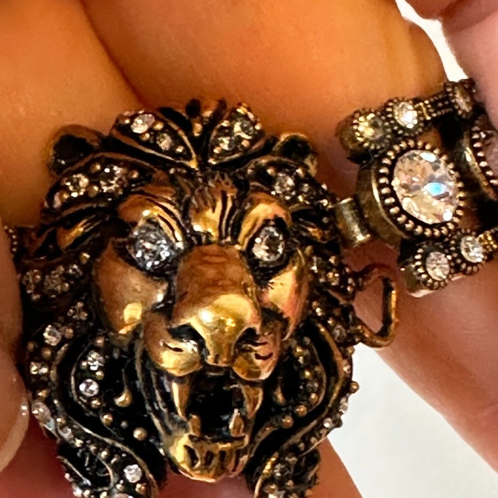Gucci Lion Head Crystal Bracelet in Gold Metal